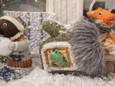 Воспитатели, ребята и родители средней группы создали волшебную новогоднюю композицию по мотивам русской народной сказки «Рукавичка»