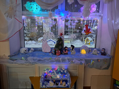 Воспитатели и родители младшей группы создали волшебную новогоднюю композицию по мотивам любимого многими советского мультфильма «Умка»!